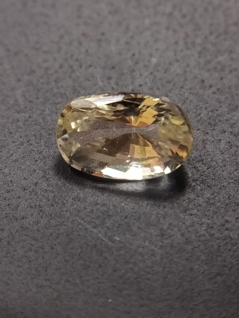 ceyloni/ srilankan yellow sapphire - pukhraj 3.25 ratti