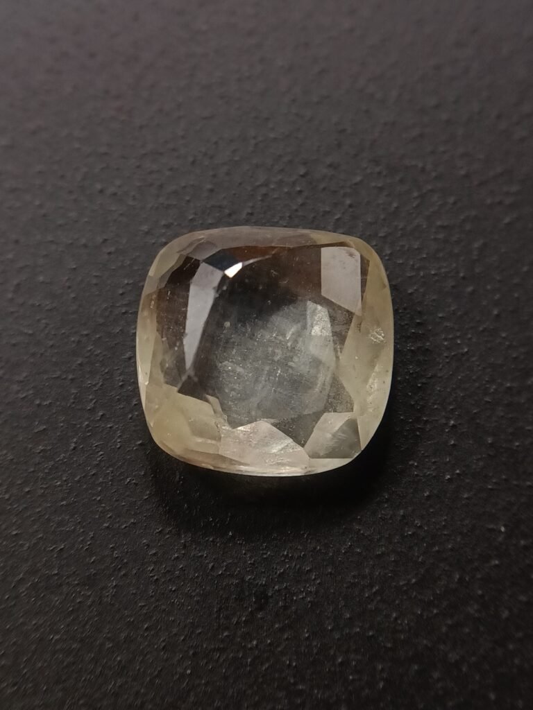 ceyloni/ srilankan yellow sapphire - pukhraj 4.25 ratti