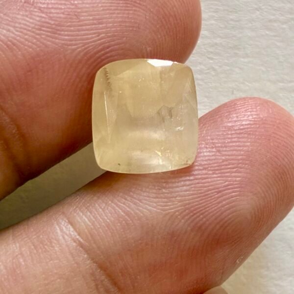 Yellow Sapphire 7.61 Carat/ 8.25 Ratti
