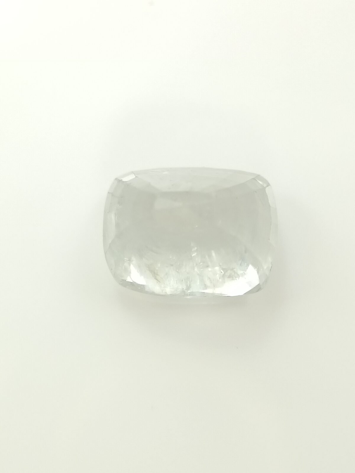 safed pukhraj, white sapphire 7.5 carat