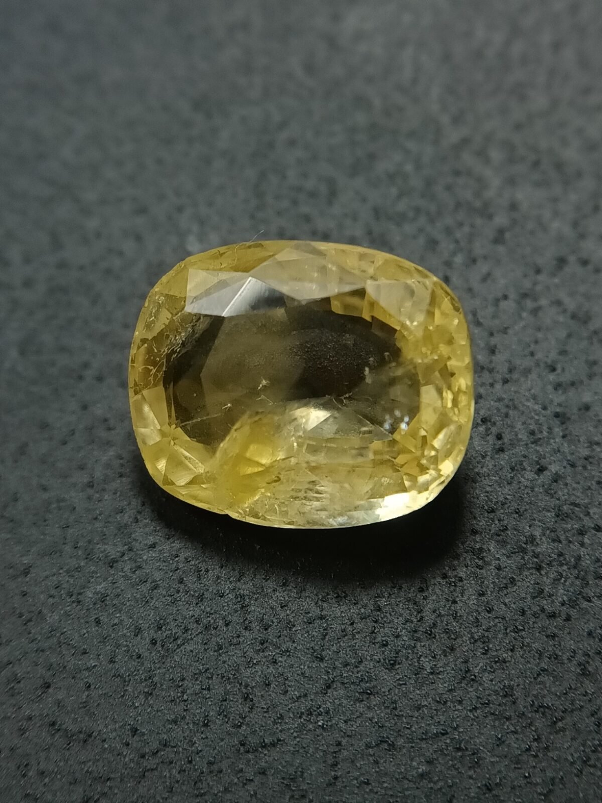 Yellow Sapphire 5.31 Carat/ 5.50 Ratti