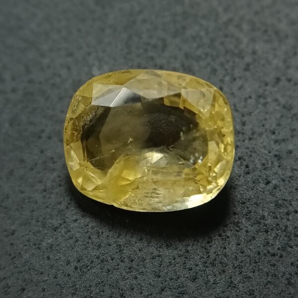 Yellow Sapphire 5.31 Carat/ 5.50 Ratti