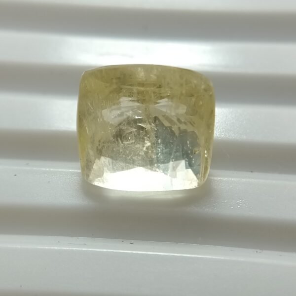 Yellow Sapphire 8.19 Carat/ 9.00 Ratti