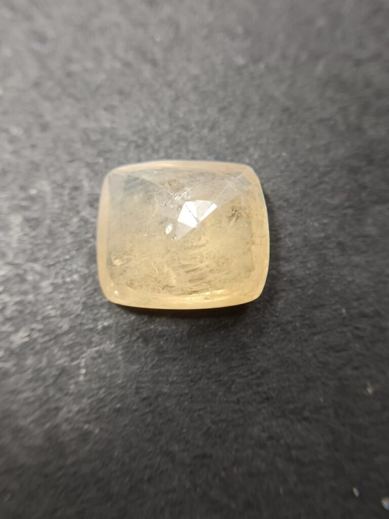 Pukhraj 10.06 Carat/ 11.00 Ratti