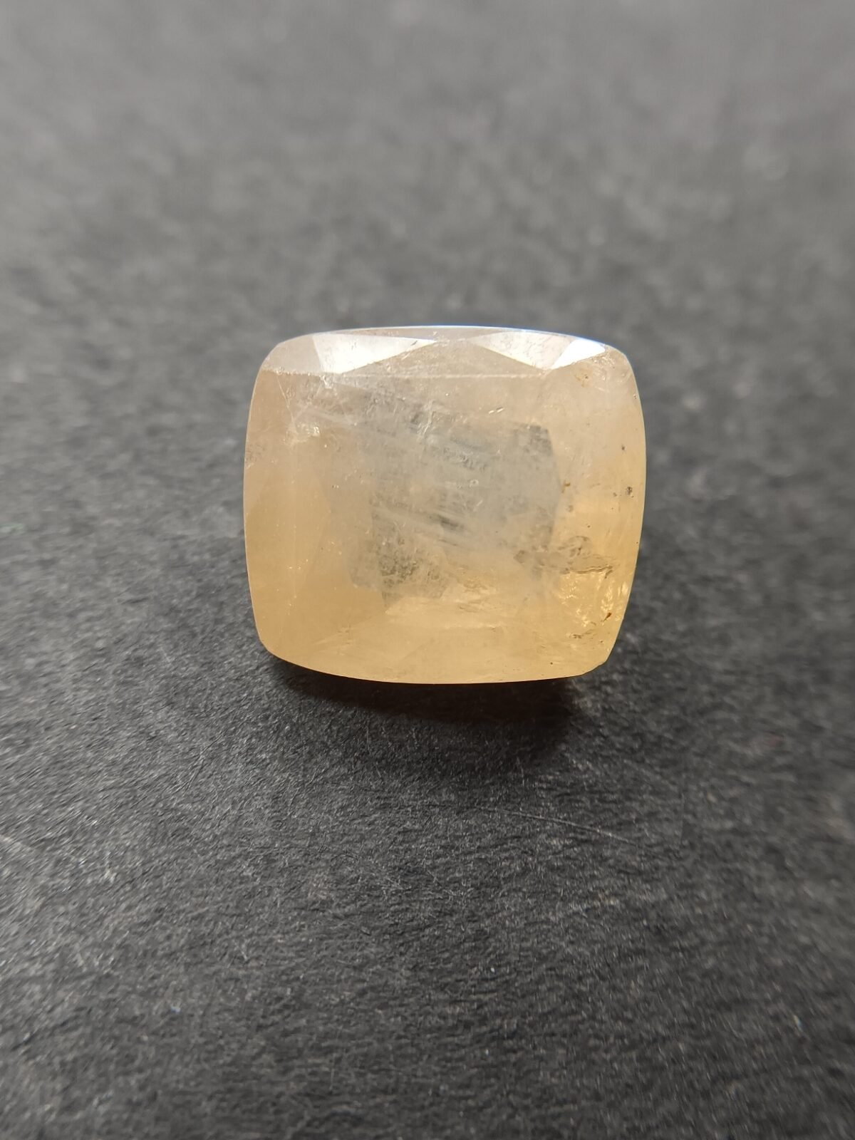 Yellow Sapphire 10.06 Carat/ 11.00 Ratti