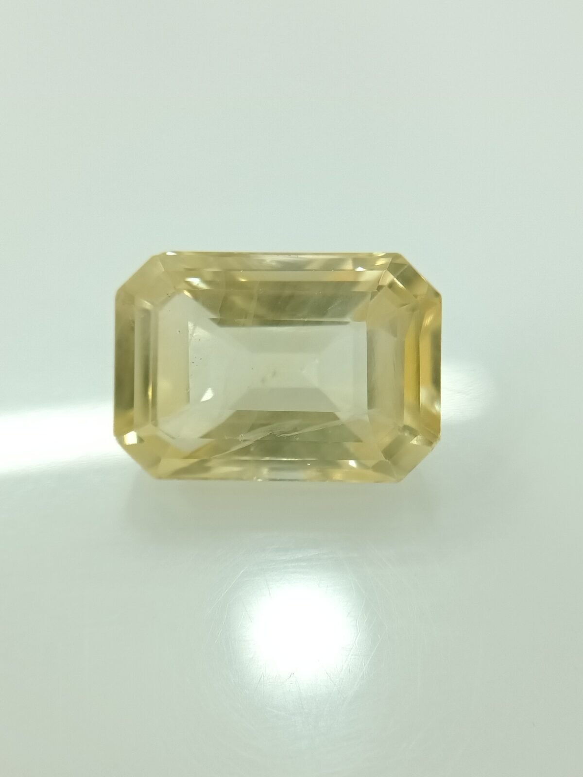 Ceyloni Yellow Sapphire 12.22 Carat/ 13.50 Ratti