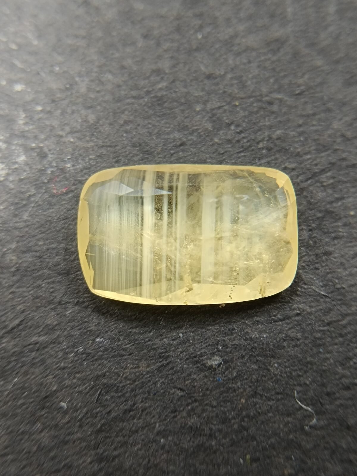 Yellow Sapphire 4.50 Carat/ 5.00 Ratti