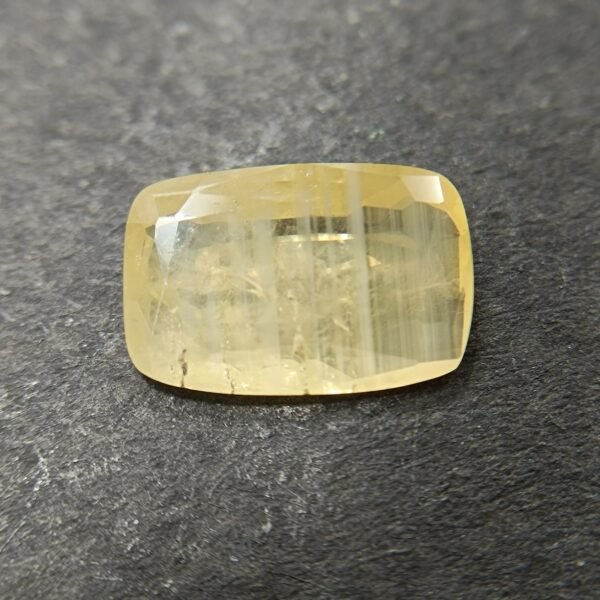 Yellow Sapphire 4.50 Carat/ 5.00 Ratti