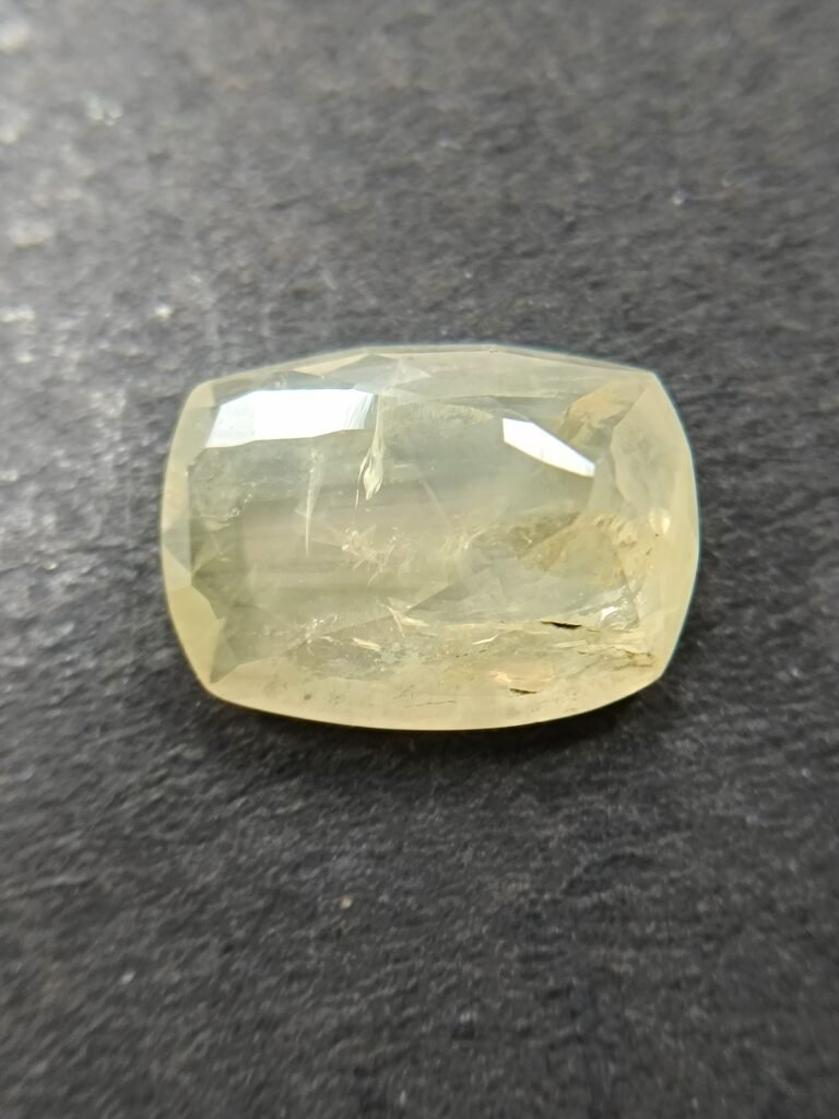 Yellow Sapphire 4.50 Carat/ 5.00 Ratti