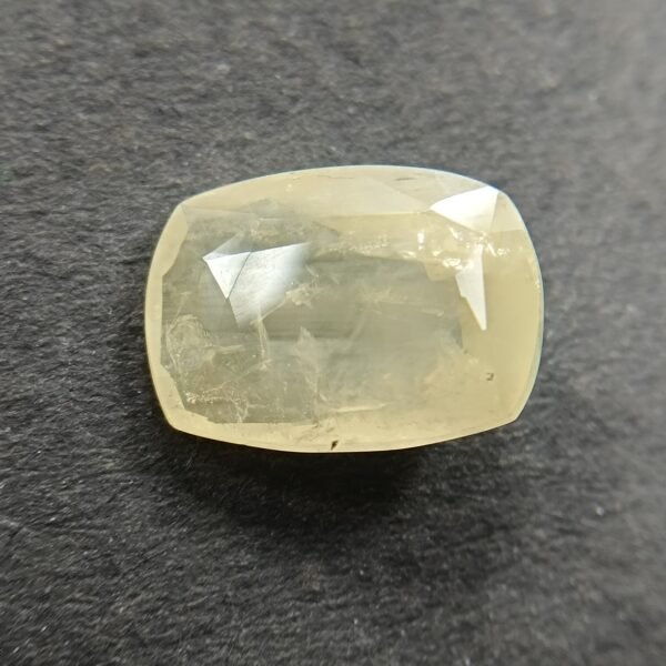 Yellow Sapphire 4.50 Carat/ 5.00 Ratti