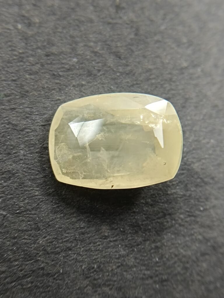 Yellow Sapphire 4.50 Carat/ 5.00 Ratti