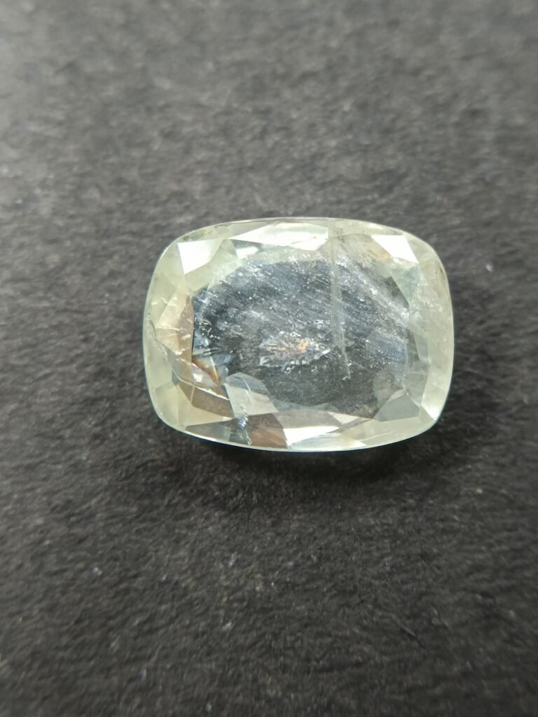 Yellow Sapphire 3.62 Carat/ 4.00 Ratti