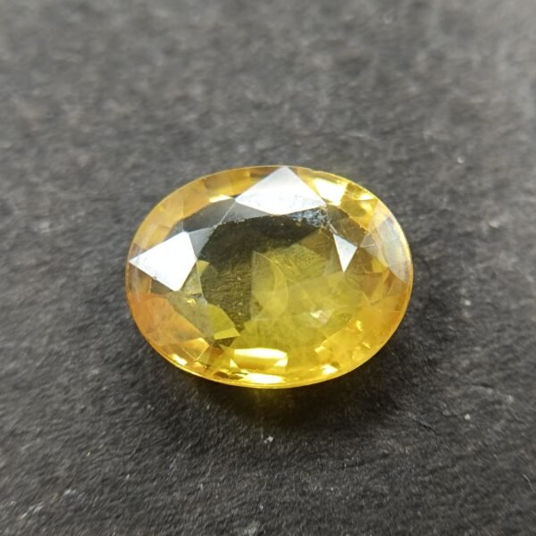 Yellow Sapphire 4.17 Carat/ 4.50 Ratti