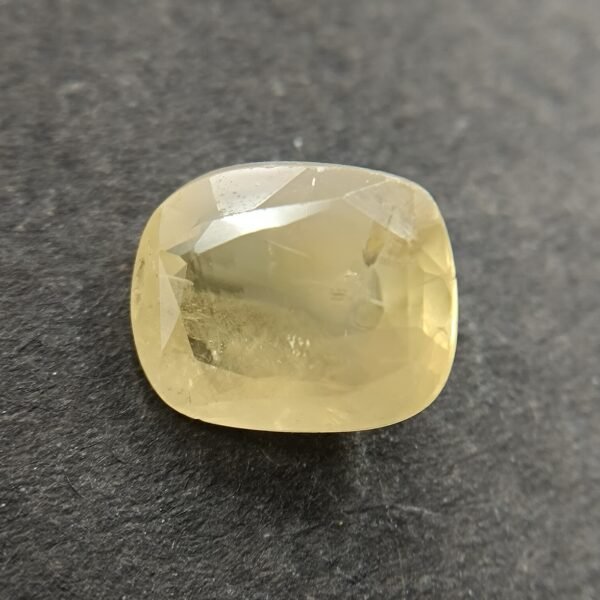 Yellow Sapphire 4.79 Carat/ 5.25 Ratti