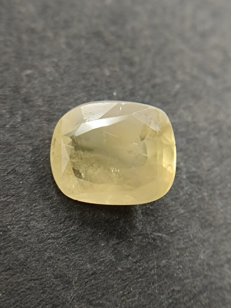 Yellow Sapphire 4.79 Carat/ 5.25 Ratti