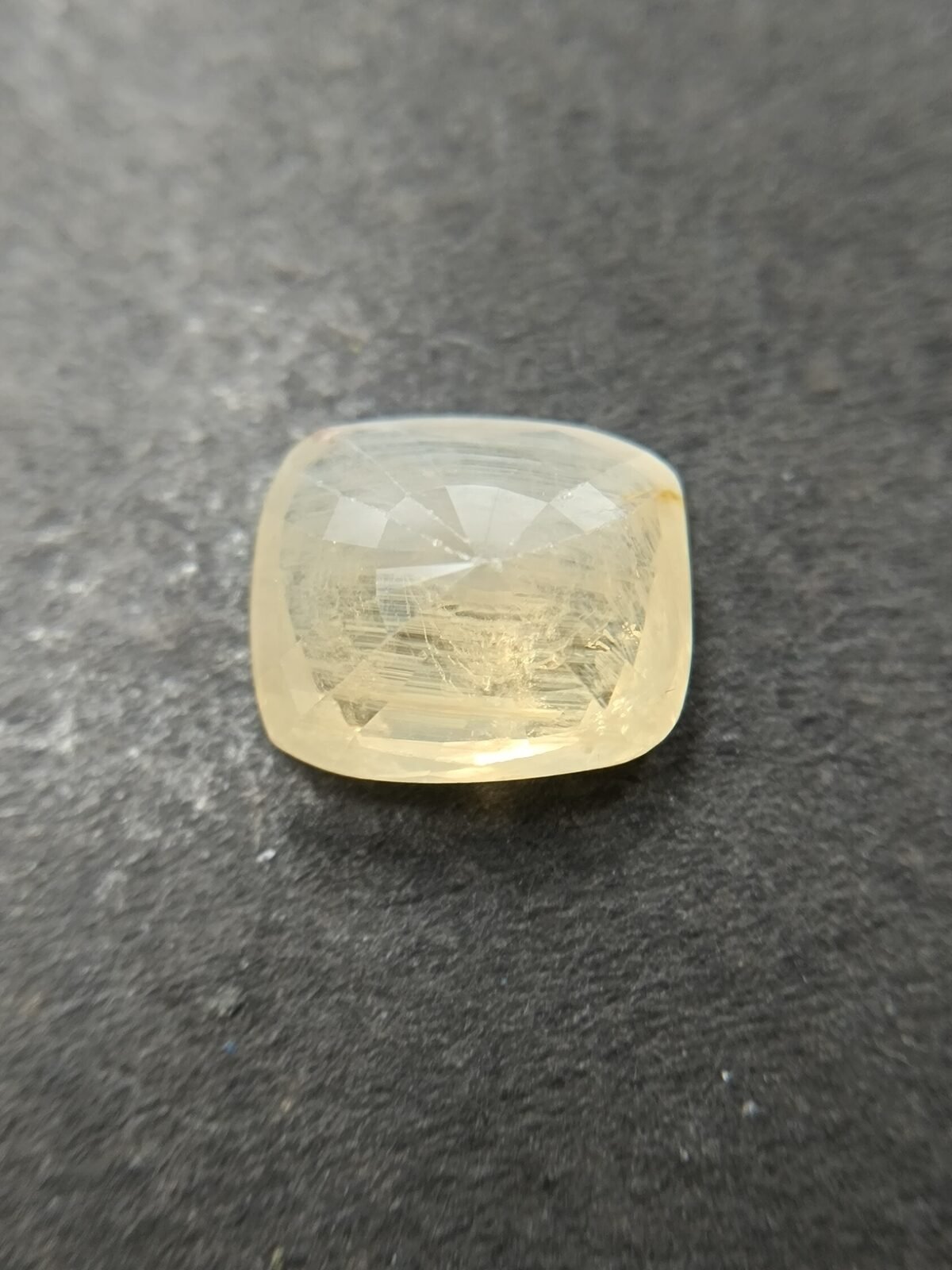 Pukhraj 5.22 Carat/ 5.50 Ratti