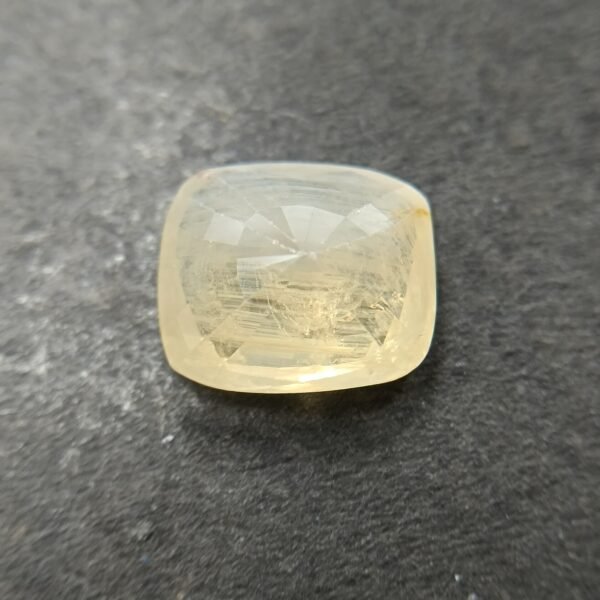 Pukhraj 5.22 Carat/ 5.50 Ratti