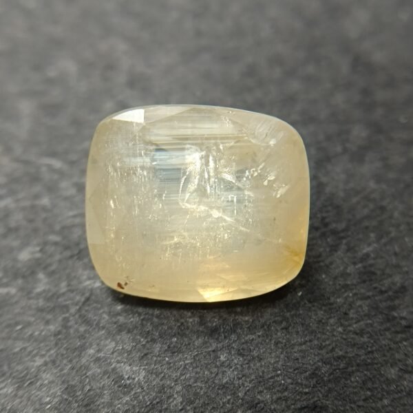 Yellow Sapphire 5.22 Carat/ 5.50 Ratti