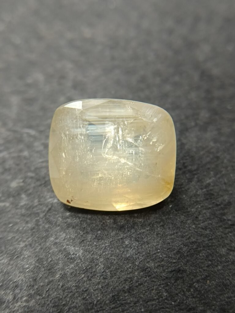 Yellow Sapphire 5.22 Carat/ 5.50 Ratti