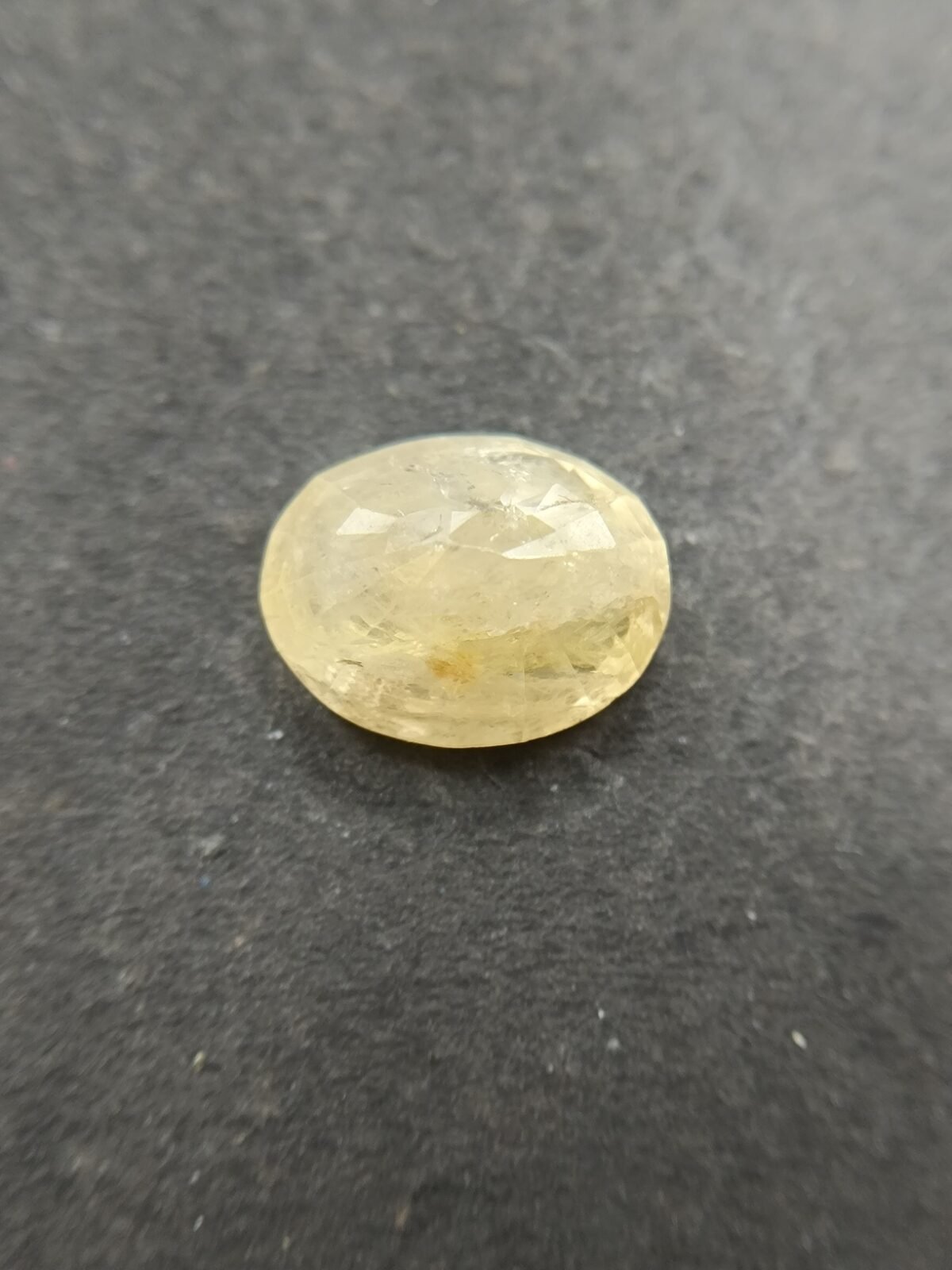 Pukhraj 5.29 Carat/ 5.50 Ratti