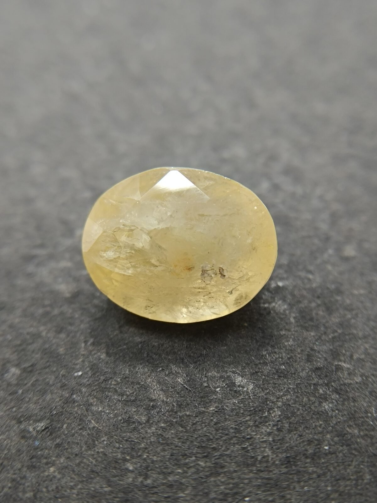 Yellow Sapphire 5.29 Carat/ 5.50 Ratti