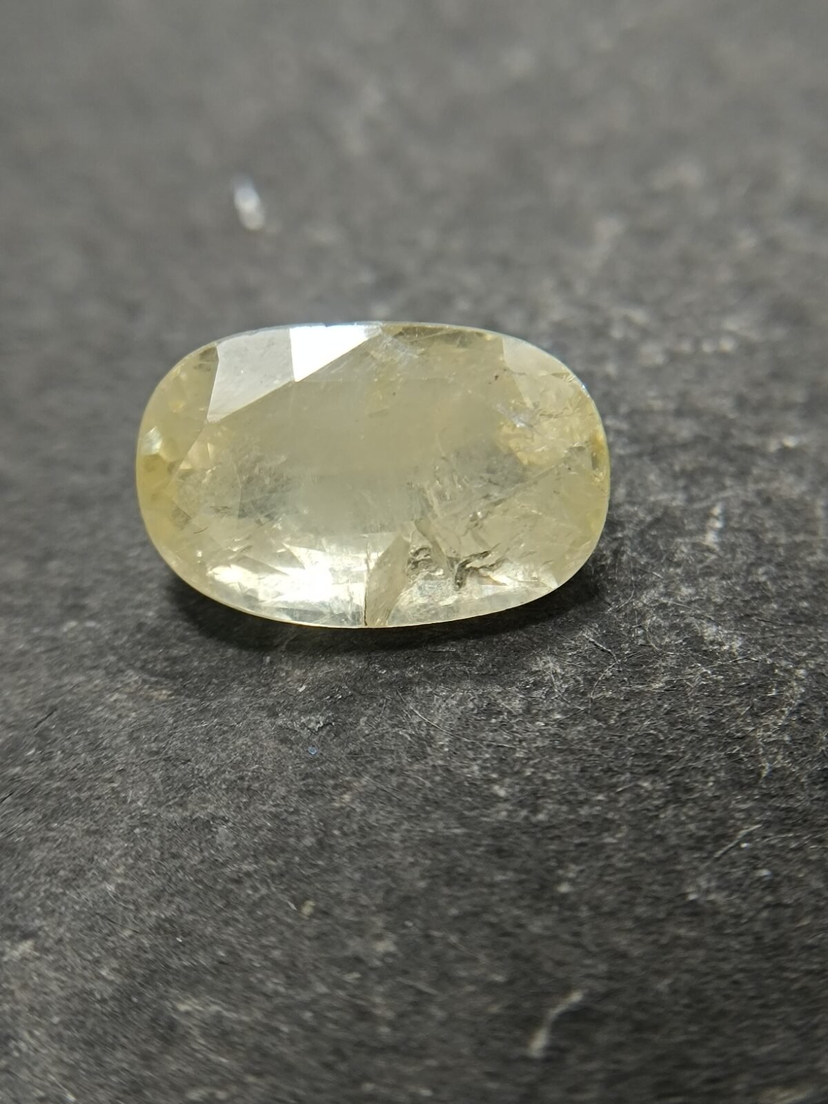 Yellow Sapphire 5.49 Carat/ 6.00 Ratti