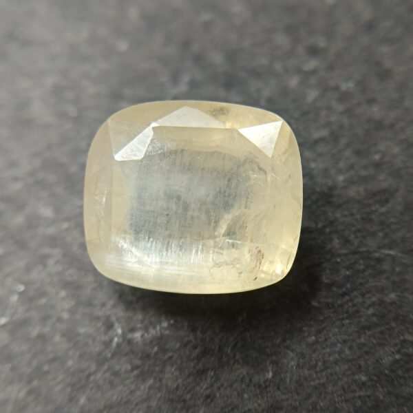 Yellow Sapphire 6.63 Carat/ 7.25 Ratti