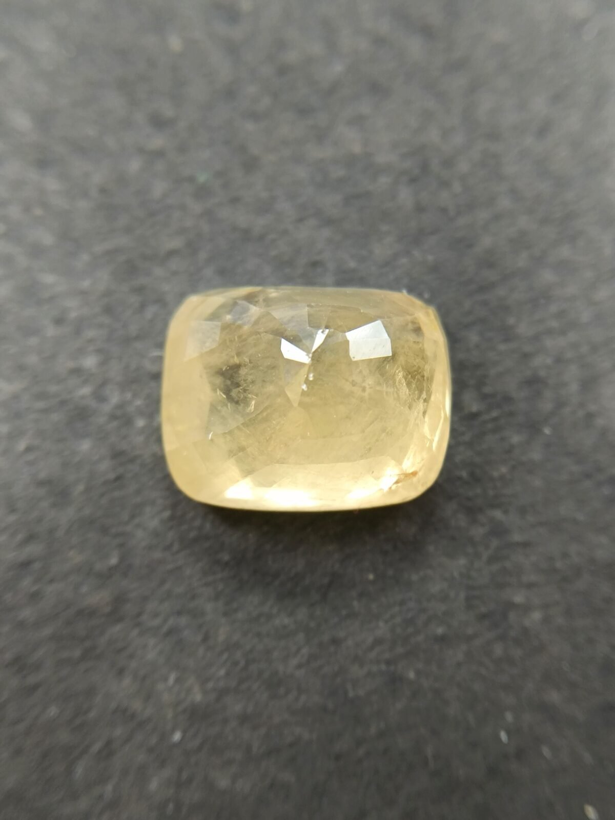 Pukhraj 8.62 Carat/ 9.50 Ratti