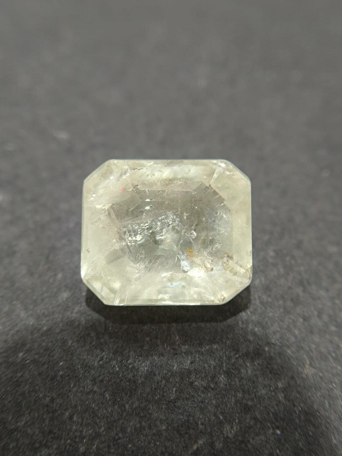 Yellow Sapphire 15.11 Carat/ 16.50 Ratti