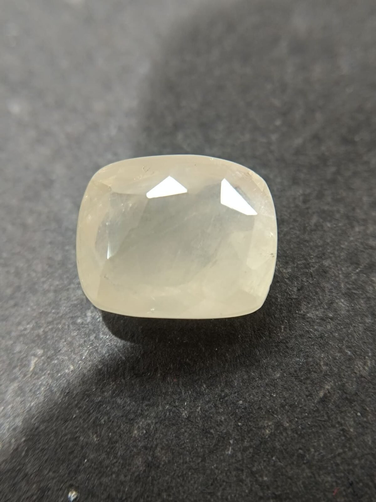 Yellow Sapphire 7.87 Carat/ 8.50 Ratti