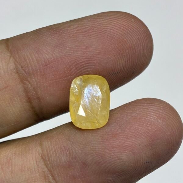 YELLOW SAPPHIRE 4.11 Carat - GA2720